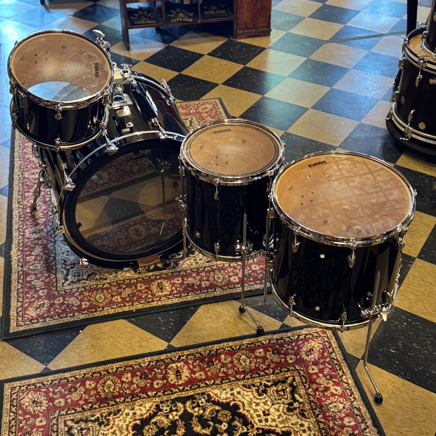 USED Yamaha Birch Custom Absolute in Piano Black Lacquer - 18x24, 9x12, 14x13, 15x16