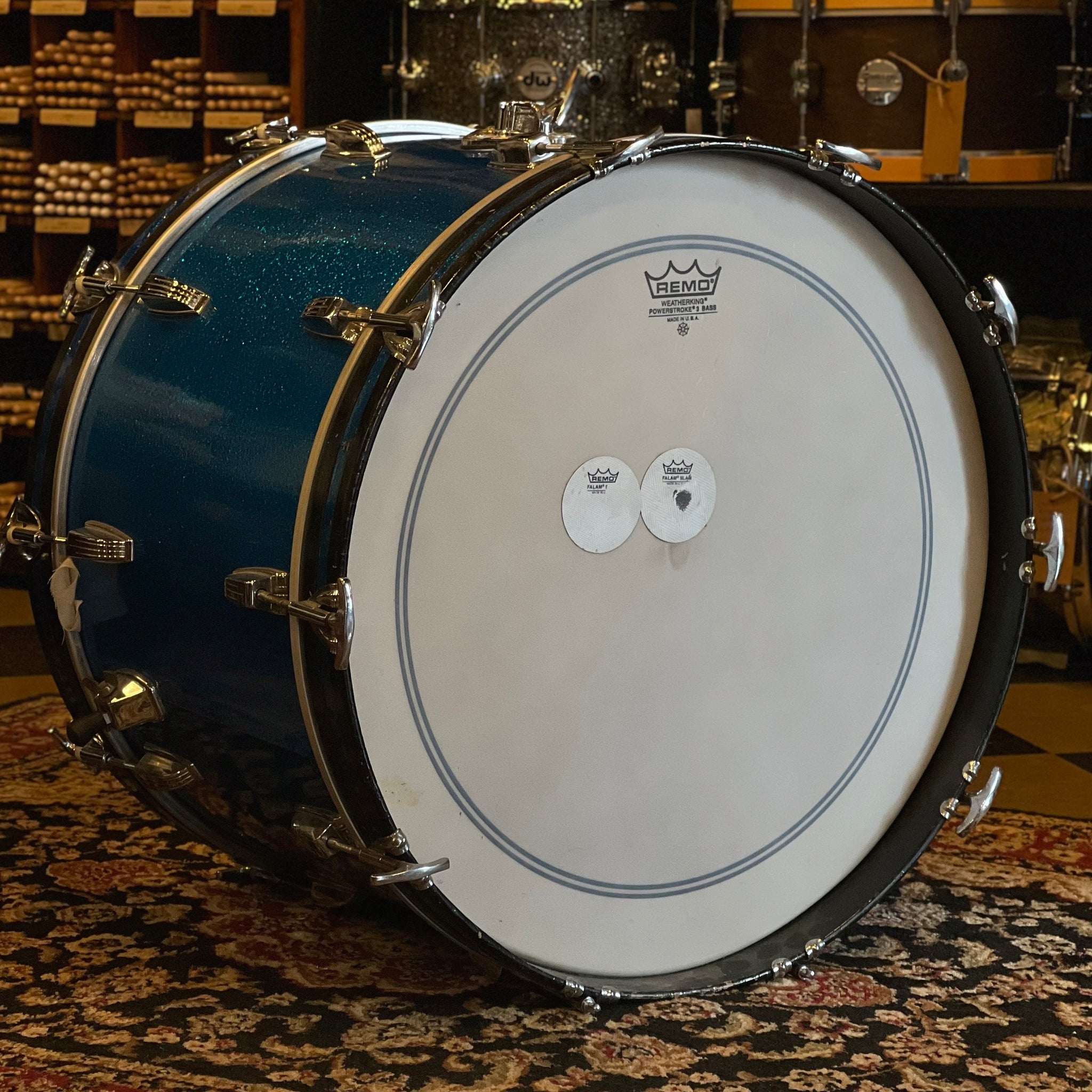 Olive Badge Bass Drum ในบลูสปาร์คเคิลOlive Badge Bass Drum ในบลูสปาร์คเคิล  